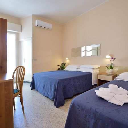 Hotel Oltremar B&B Cattolica Buitenkant foto
