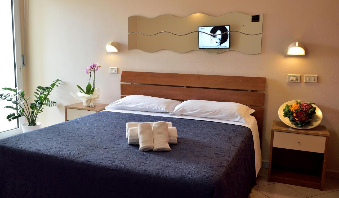 Hotel Oltremar B&B Cattolica Buitenkant foto