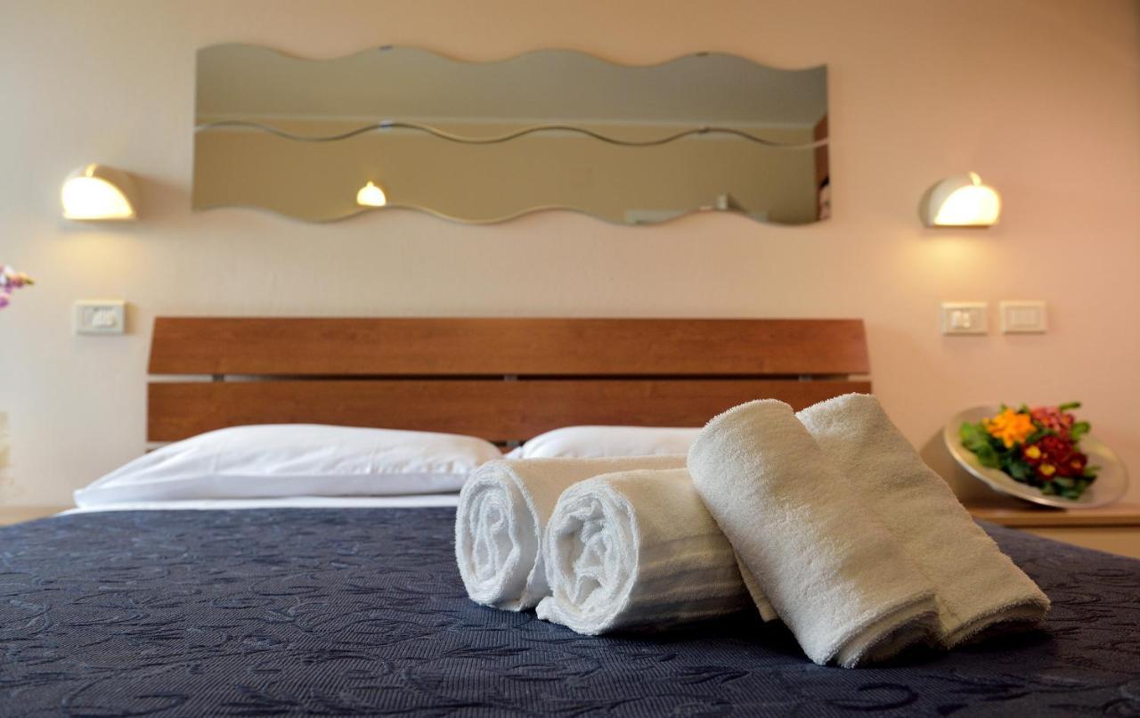 Hotel Oltremar B&B Cattolica Buitenkant foto