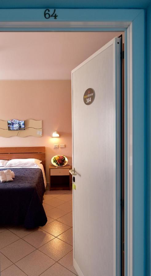 Hotel Oltremar B&B Cattolica Buitenkant foto