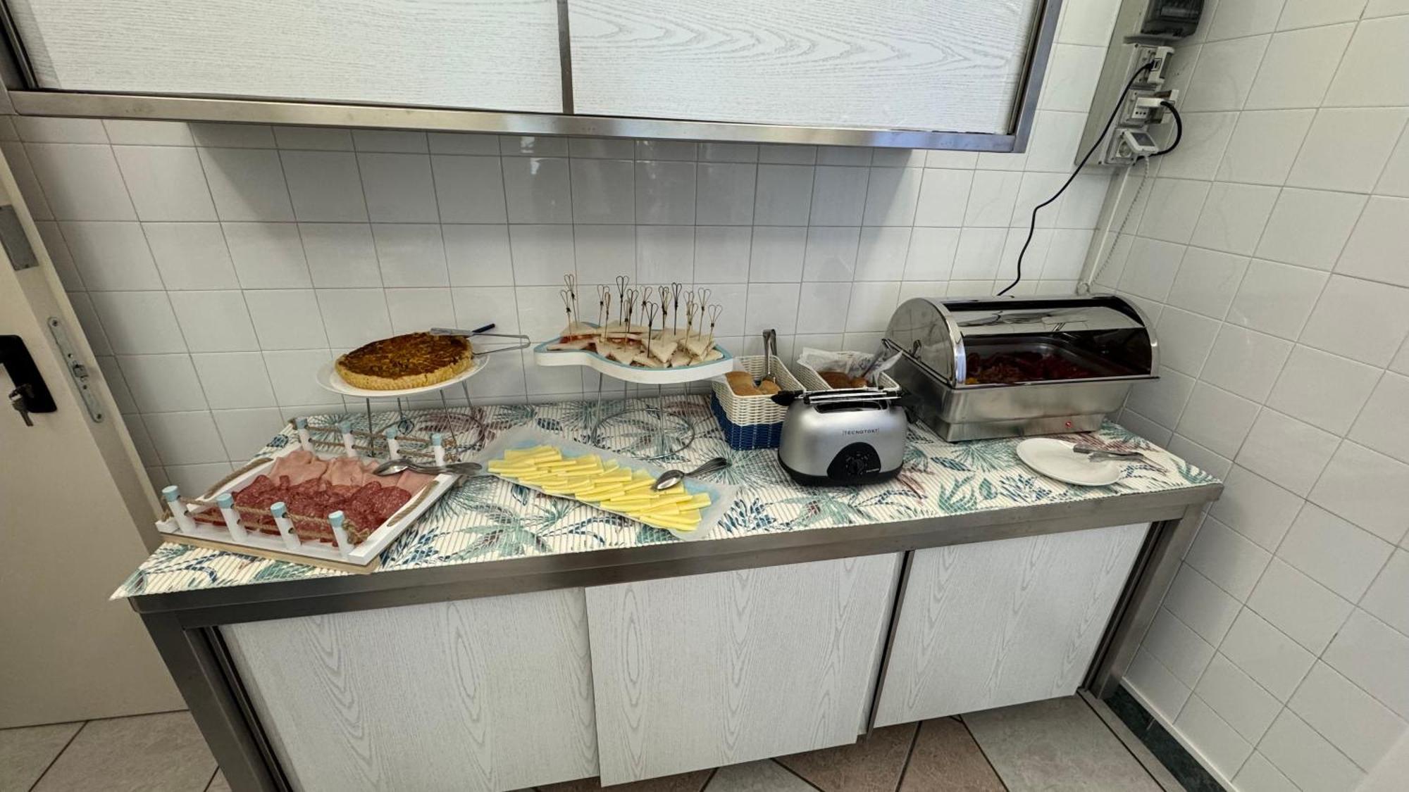 Hotel Oltremar B&B Cattolica Buitenkant foto